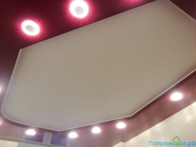 Натяжной потолок на кухню 12 м2 c подсветкой