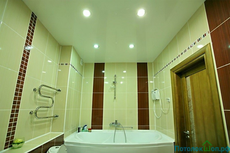 Белый матовый натяжной потолок в ванную 7 м2