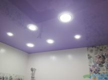 Цветной натяжной потолок в ванну